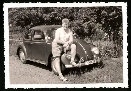 Fotografie Auto VW Käfer, Bursche sitzt auf Volkswagen Kotflügel, Kennzeichen Berlin