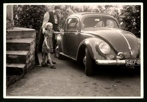 Fotografie Auto VW Käfer, Mädchen & Mutter neben Volkswagen