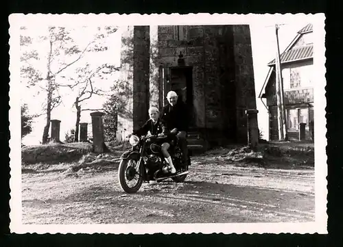 Fotografie Motorrad BMW, Vater & Sohn auf Krad sitzend
