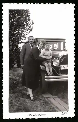 Fotografie Auto Chrysler, Familie mit PKW 1933, Kennzeichen IA-54149