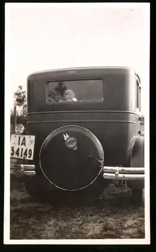 Fotografie Auto Chrysler, Kind im PKW mit Kennzeichen IA-54149