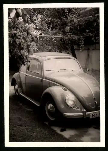 Fotografie Auto VW Käfer, Volkswagen mit Faltdach & Kennzeichen Berlin