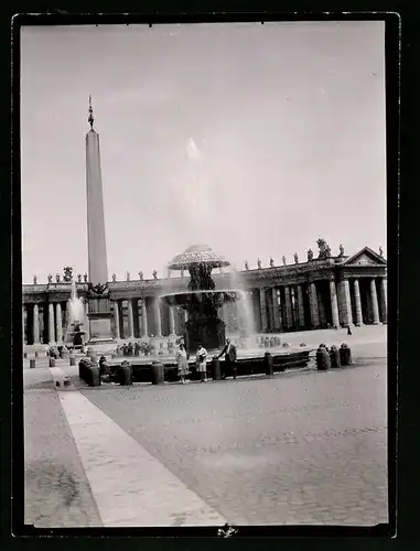 Fotografie unbekannter Fotograf, Ansicht Rom - Roma, Petersplatz mit Brunnen und Obelisk
