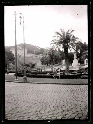 Fotografie unbekannter Fotograf, Ansicht Frascati, Obelisk an einem zentralen Platz