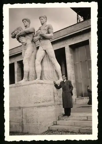 Fotografie unbekannter Fotograf, Ansicht Berlin, Messegelände am Kaiserdamm, Herr nebst Statuen