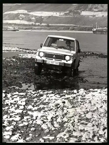 Fotografie Auto Mitsubishi Pajero, Geländewagen am Rheinufer