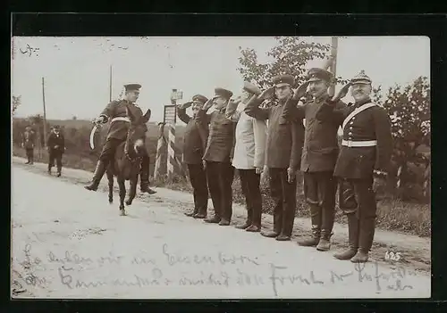 AK Soldat mit Säbel reitet auf einem Maultier