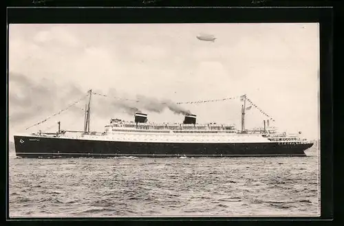 AK Passagierschiff S. S. Manhattan in Fahrt und Zeppelin