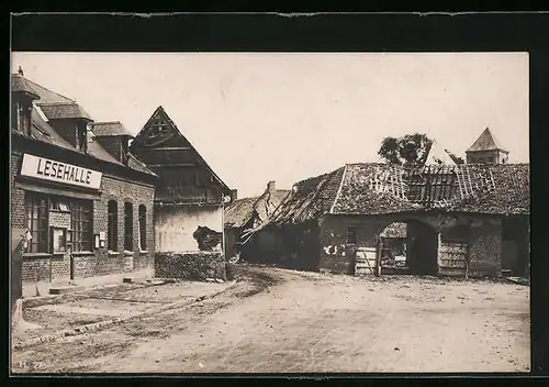 Foto-AK Miraumont, Zerstörte Gebäude an der Lesehalle nach Feuerüberfall
