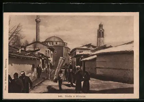 AK Mitroviza, Strassenpartie mit Gebäudeansicht im Winter