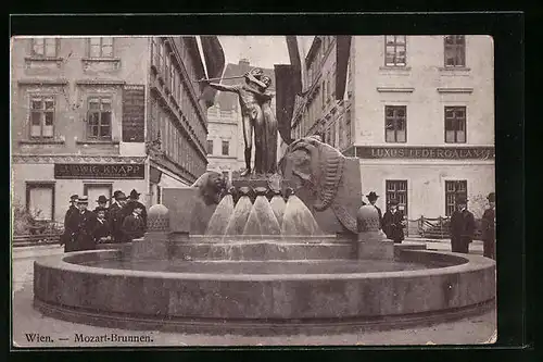 AK Wien, Albrechtsplatz, Passanten am Mozart-Brunnen