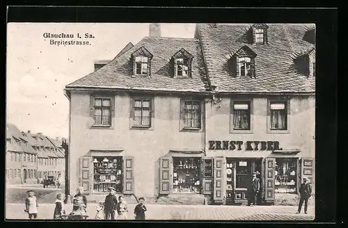 AK Glauchau i. Sa., Breitestrasse mit Geschäft von Ernst Kyber