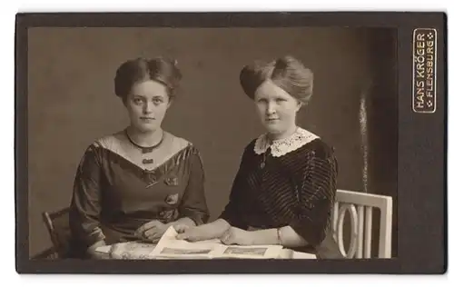 Fotografie Hans Kröger, Flensburg, Holm 12, Zwei junge Frauen blättern in einer Zeitschrift