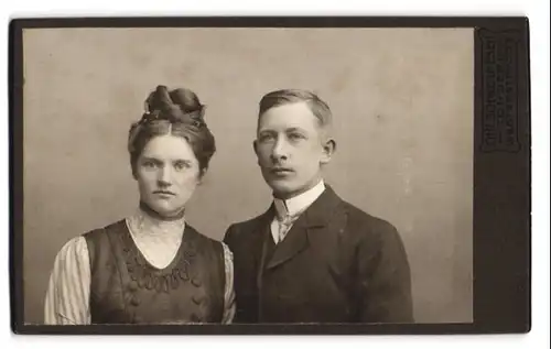 Fotografie Chr. Schwennesen, Tondern, Westerstrasse, Junges Paar in eleganter Kleidung
