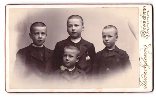 Fotografie Frida Nylander, Söderköping, Vier Brüder in ihren Sonntagsanzügen