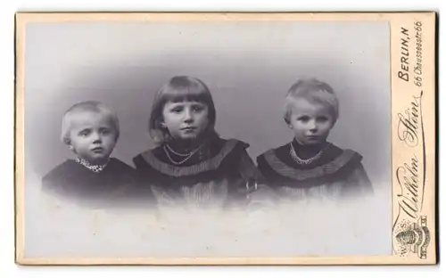 Fotografie Wilhelm Stein, Berlin, Chausseestrasse 66, Drei Geschwister in schönen Kleidern mit Schmuck