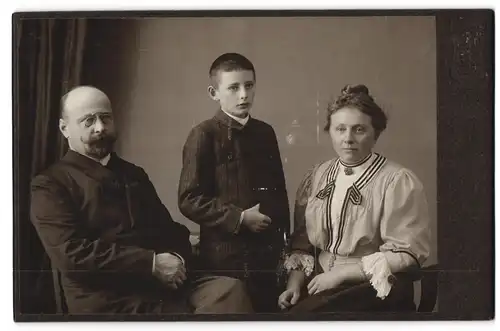 Fotografie Richard Huth, Bautzen, Wendischestrasse 13, Gutbürgerliches Paar mit seinem Sohn