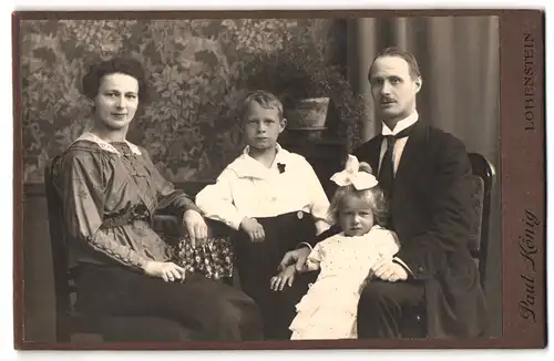 Fotografie Paul König, Lobenstein, Gutbürgerliches Paar mit seinen Kindern