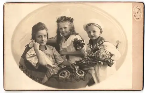 Fotografie Hermann Luh, Seifhennersdorf i. S., Zwei Schwestern und ihr Brüderchen im Matrosenanzug