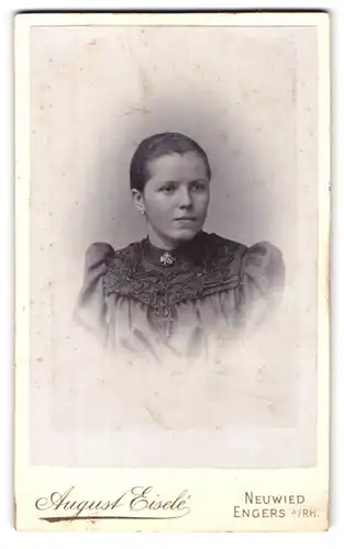 Fotografie August Eisele, Engers /Rhein, Alleestrasse, Portrait junge Frau in verziertem Kleid