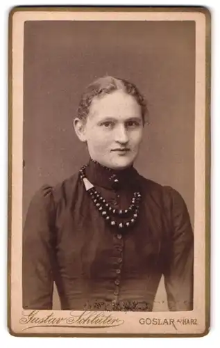 Fotografie Gustav Schlüter, Goslar, Breitestrasse 88, Frau mit schwarzem Kleid und Steinhalskette