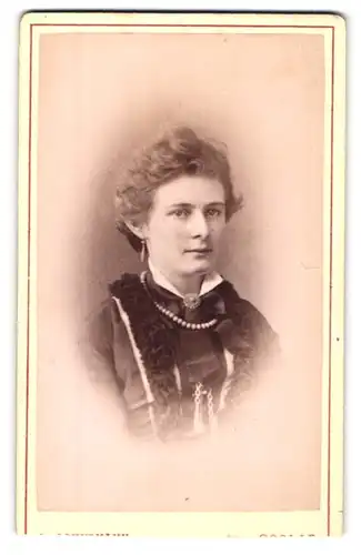 Fotografie O. Sonnemann, Goslar, Frau mit Fellkragenmantel und Krawatte