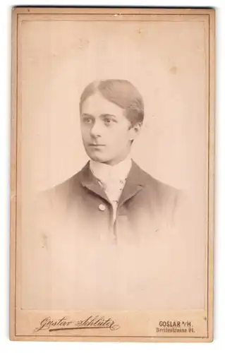 Fotografie Gustav Schlüter, Goslar, Breitestrasse 91, junger Bursche mit Hemd und Mittelscheitel