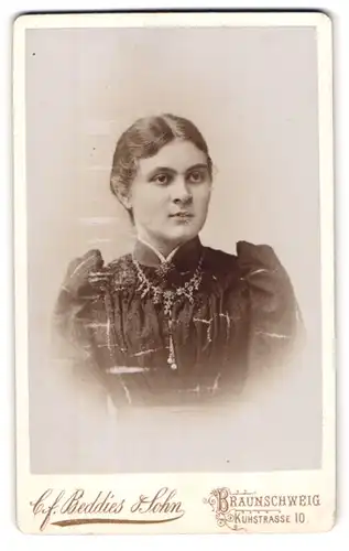 Fotografie C.F. Beddies Sohn, Braunschweig, Kuhstrasse 10, junge Dame in dunklem Kleid mit markanten Augenbrauen