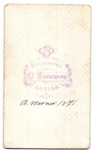 Fotografie O. Sonnemann, Goslar, Junger Bursche mit Pomadefrisur und Fliege