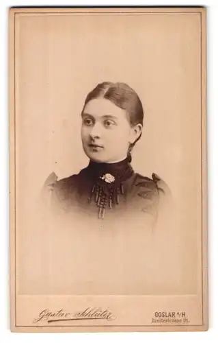 Fotografie Gustav Schlüter, Goslar, Breitestrasse 91, Junges Mädchen mit spitzer Nase
