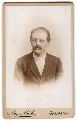 Fotografie August Müller, Goslar, Zehntstrasse 7, Mann mittleren Alters mit Brille und Moustache