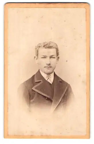 Fotografie B. Wünning, Hannover, Artilleriestr. 18, Junger Kerl mit Segelohren und weitem Kragen