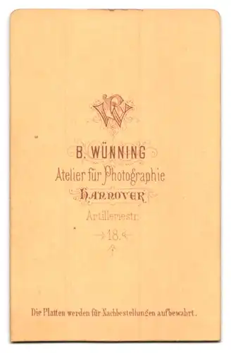 Fotografie B. Wünning, Hannover, Artilleriestr. 18, Junger Kerl mit Segelohren und weitem Kragen