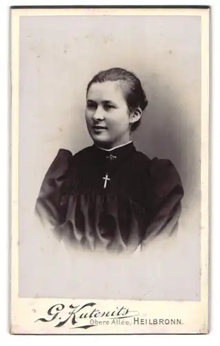 Fotografie G. Kuternitz, Heilbronn, Obere Allee, Junge Dame mit Crucifix