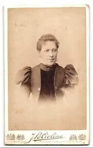 Fotografie J.B.Ciolina, Mannheim, Planken, Frau in schickem Kleid mit Puffärmeln