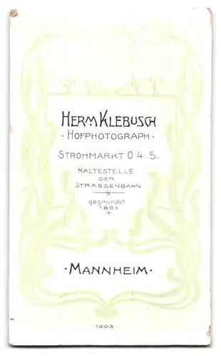 Fotografie Hermann Klebusch, Mannheim, Strohmarkt, Junger Mann mit Fliege und Sakko