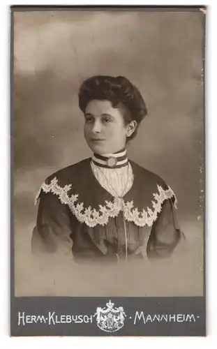 Fotografie Hermann Klebusch, Mannheim, Strohmarkt, Dame mit verziertem Kleid