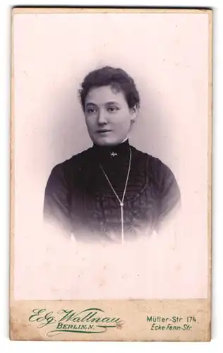 Fotografie Wallnau, Berlin, Müller-Strasse174, Junge Dame in dunklem Kleid mit Halskette