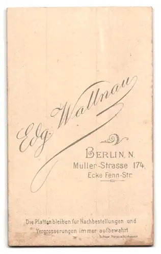 Fotografie Wallnau, Berlin, Müller-Strasse174, Junge Dame in dunklem Kleid mit Halskette