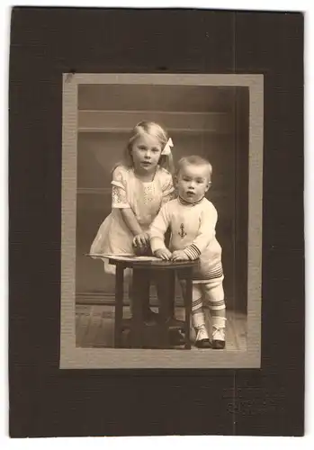 Fotografie Chr. Christensen, Köpenick, Schlossstr. 16, Kleiner Junge und Mädchen in hübscher Kleidung
