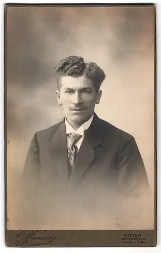 Fotografie Carl Karmann, Witten, Bahnhofstr. 45, Junger Herr im Anzug mit Krawatte