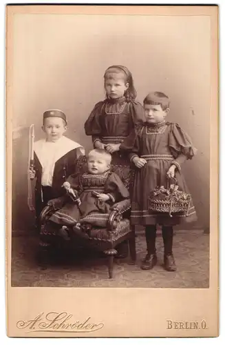 Fotografie A. Schröder, Berlin-O, Gr. Frankfurter-Str. 117, Drei Mädchen und Junge in modischer Kleidung