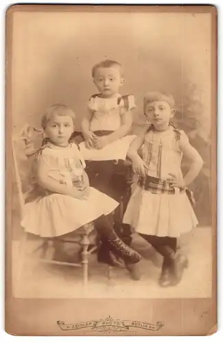 Fotografie H. Zeidler, Berlin-SW, Jerusalemerstr. 59, Drei Kinder in zeitgenössischer Kleidung