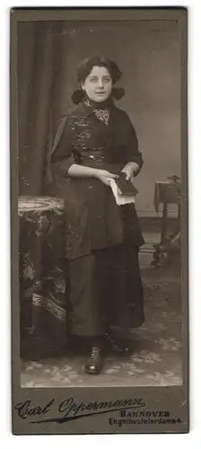 Fotografie Carl Oppermann, Hannover, Engelbostelerdamm 4, Junge Dame im Kleid mit Gebetsbuch