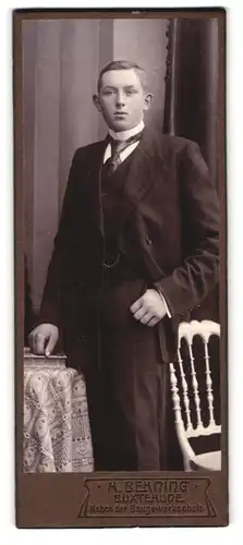 Fotografie H. Behning, Buxtehude, Junger Herr im Anzug mit Krawatte