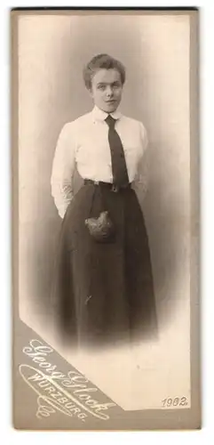 Fotografie Georg Glock, Würzburg, Kaiserstr. 9, Junge Dame in weisser Bluse mit Krawatte