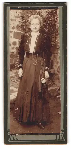 Fotografie unbekannter Fotograf und Ort, Junge Dame in hübscher Kleidung