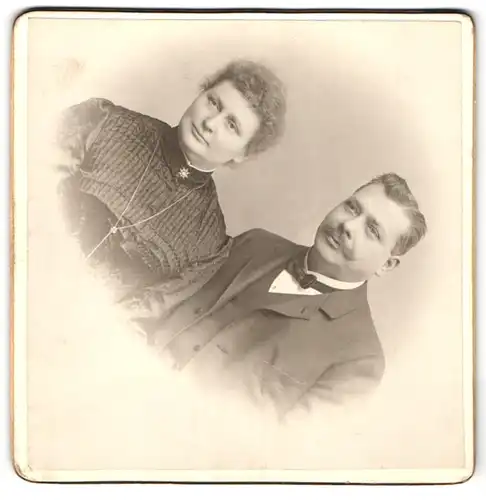 Fotografie unbekannter Fotograf und Ort, Bürgerliches Paar in hübscher Kleidung