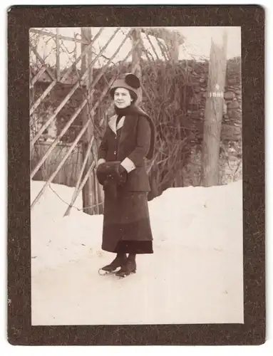 Fotografie unbekannter Fotograf und Ort, Bürgerliche Dame in winterlicher Kleidung im Schnee