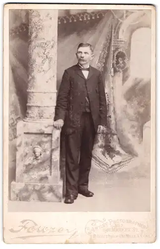 Fotografie Fouzer, San Francisco, Cal., 1148 Market Str., Elegant gekleideter Herr mit Schnauzbart
